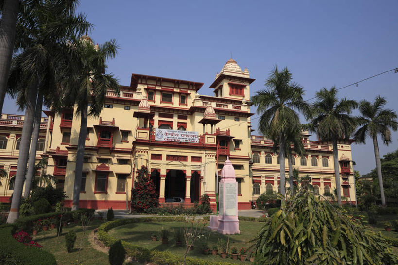 无人,图书馆,横图,室外,白天,仰视,旅游,度假,草地,草坪,植物,标志建筑,道路,地标,建筑,路,棕榈树,叶子,印度,亚洲,阴影,光线,影子,墙,小路,绿叶,交通,娱乐,建设,墙壁,墙面,草,树,树木,蓝色,绿色,蓝天,天空,阳光,自然,天,享受,休闲,嫩叶,旅游胜地,放松,生长,晴朗,成长,南亚,棕榈叶,浏览室,万里无云,印度共和国,北方邦,瓦拉纳西,贝拿勒斯,叶,叶片,晴空,晴空万里,棕树,棕榈,彩图,低角度拍摄,书库,图书库,阅览室