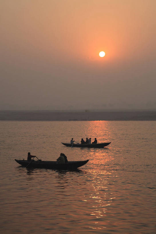 划船,坐,竖图,室外,白天,正面,河流,日落,水,太阳,船,印度,亚洲,行人,游客,游人,阴影,波纹,飞溅,服装,溅,光线,液体,影子,河水,水滴,水流,晚霞,霞光,落日,木船,许多人,背光,注视,休闲装,路人,旅客,水珠,衣服,水纹,阳光,黄昏,船尾波,交通工具,波浪,观察,看,一群人,休闲,休闲服,彩霞,服饰,观看,察看,舟,关注,喷洒,载具,南亚,逆光,印度共和国,北方邦,夕照,薄暮,瓦拉纳西,过客,贝拿勒斯,男人,男性,年轻男性,年轻女性,女人,女性,亚洲人,印度人,夕阳,坐着,彩图,全身,傍晚,斜阳