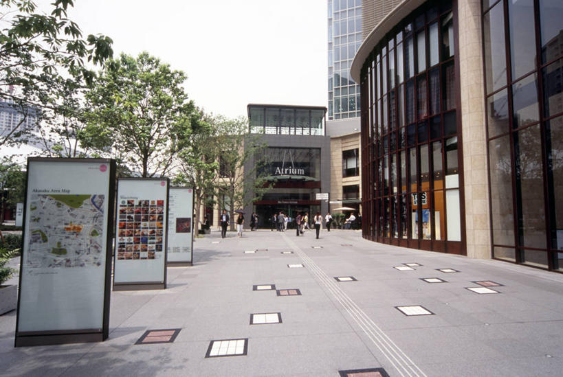 东方人,西方人,高楼大厦,站,横图,室外,白天,正面,度假,办公楼,美景,窗户,落地窗,城市风光,城市,大厦,建筑,摩天大楼,写字楼,指示牌,东京,欧洲,日本,欧洲人,亚洲,行人,阴影,服装,光线,标志,文字,影子,景观,许多人,注视,休闲装,黄种人,娱乐,标识,路人,玻璃窗,广告,衣服,蓝色,蓝天,天空,阳光,楼宇,天,观察,看,站着,一群人,享受,休闲,休闲服,商务楼,景色,放松,服饰,晴朗,观看,察看,关注,东亚,本州,万里无云,关东地方,本州岛,日本国,东京都,赤坂,过客,男人,男性,年轻男性,年轻女性,女人,女性,白种人,亚洲人,晴空,晴空万里,站立,彩图,全身,大楼,高层建筑,高楼,摩天楼,赤坂Sacas