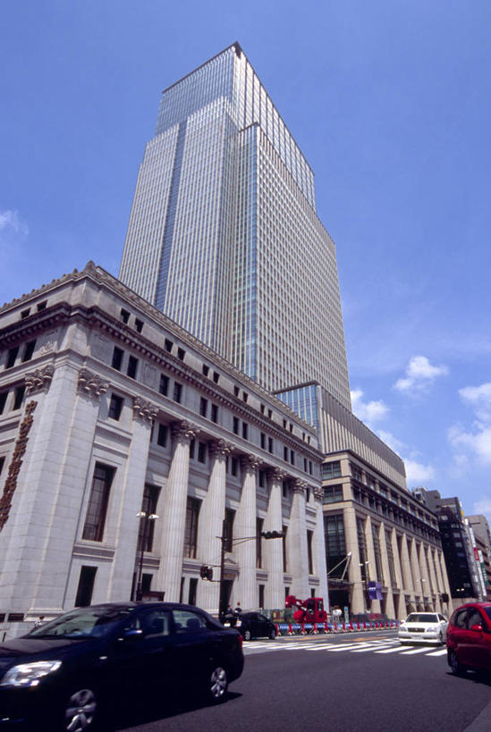 无人,高楼大厦,竖图,室外,白天,仰视,旅游,度假,办公楼,标志建筑,大厦,道路,地标,建筑,路,摩天大楼,写字楼,公路,汽车,东京,日本,亚洲,阴影,光线,影子,云,云朵,分界线,停车线,交通,中央区,云彩,娱乐,建设,车,蓝色,白云,蓝天,天空,阳光,楼宇,交通工具,轿车,天,享受,休闲,旅游胜地,商务楼,放松,晴朗,车行道,车行道分界线,载具,标线,东亚,车行线,本州,关东地方,本州岛,日本国,东京都,日本桥,晴空,马路,彩图,低角度拍摄,大楼,高层建筑,高楼,摩天楼,三井塔楼大厦,日本桥三井塔楼大厦