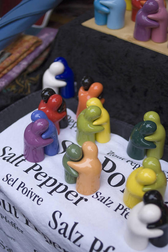 无人,抱,竖图,俯视,室外,特写,白天,静物,厨具,阴影,朦胧,模糊,光线,英文,标志,工具,文字,影子,字符,字母,标识,阳光,抱着,英文字母,胡椒磨,搂着,研磨器,胡椒研磨器,搂,搂抱,半身,彩图,高角度拍摄