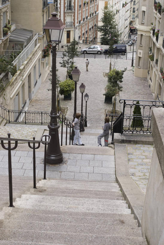 无人,家,栏杆,竖图,俯视,室外,白天,度假,美景,植物,楼梯,城市风光,城市,路灯,照明,法国,巴黎,欧洲,阴影,光线,扶手,影子,房屋,阶梯,屋子,景观,公寓,灯光,娱乐,洋房,护栏,楼房,台阶,住宅,灯,树,树木,绿色,阳光,自然,享受,休闲,景色,放松,生长,成长,照亮,照明设备,法兰西共和国,蒙马特,法兰西第五共和国,蒙马特区,彩图,高角度拍摄,房子