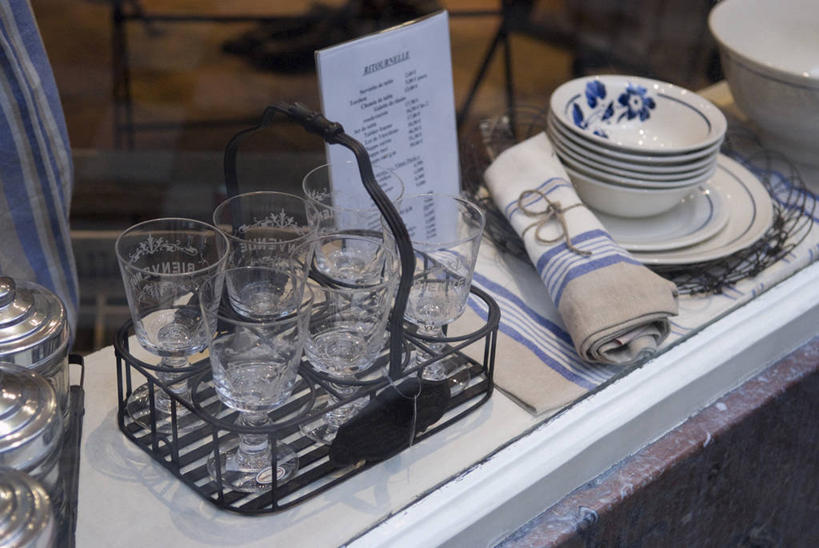 无人,商店,交叉,横图,俯视,室外,特写,白天,窗户,落地窗,橱窗,静物,杯子,餐具,金属制品,许多,阴影,编织,光线,金属,布料,碟子,篮子,盘,影子,陶瓷,陶瓷制品,布纹,商铺,玻璃窗,玻璃制品,桌布,阳光,盘子,餐巾,容器,水杯,碟,台布,碗,储藏,交织,储存,玻璃橱窗,市肆,商号,穿插,玻璃杯,餐桌布,彩图,高角度拍摄,店铺,家居店,家居生活馆,家具店,居家生活馆,贮存