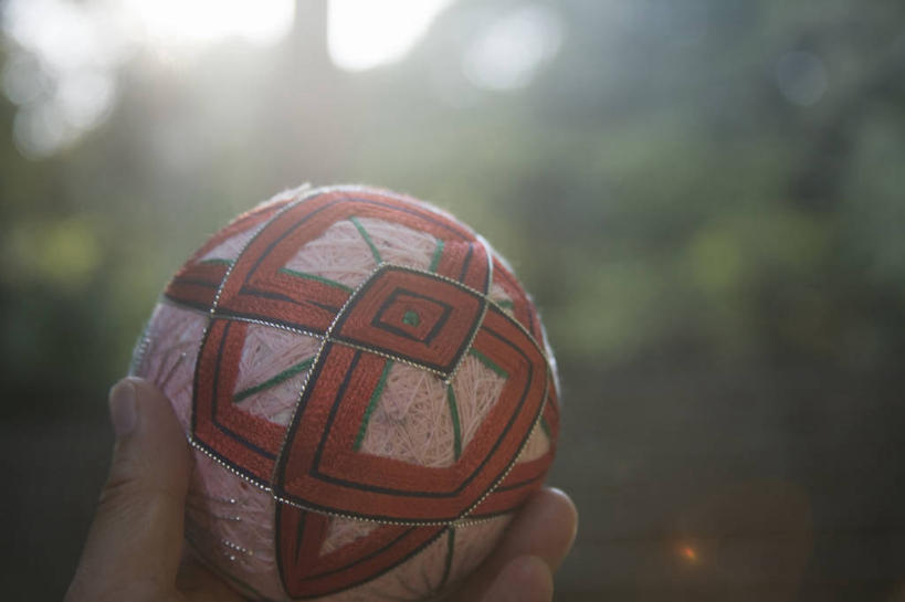 东方人,手,一个人,横图,室外,特写,白天,正面,游戏,植物,玩具,亚洲,仅一个年轻女性,仅一个女性,仅一个人,握,阴影,朦胧,模糊,日本文化,艺术,光线,影子,球状,玩,黄种人,文化,娱乐,传统,球,树,树木,一个,绿色,阳光,自然,线球,休闲,球体,手部,益智,握着,生长,单个,成长,活动,单手,发泄,消遣,智力,宣泄,手鞠,手毬,年轻女性,女人,女性,亚洲人,玩耍,嬉戏,半身,彩图