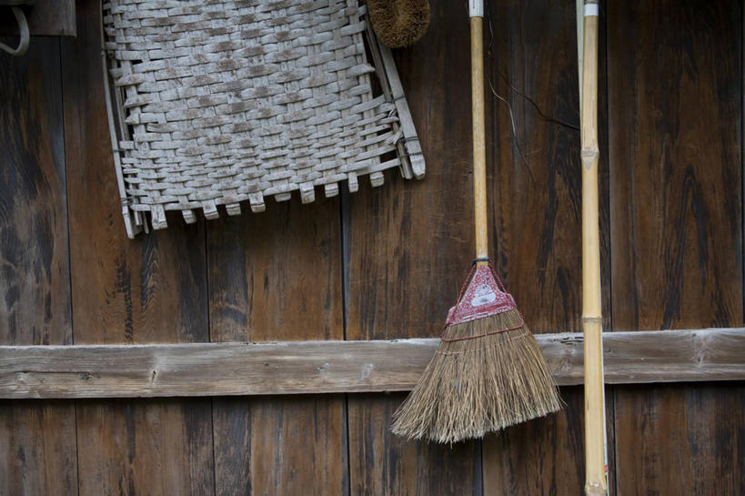 无人,家,横图,室外,特写,白天,正面,静物,木制,工具,扫帚,房屋,墙,屋子,楼房,墙壁,墙面,住宅,两个,木制品,清洁,扫把,卫生,保洁,笤帚,彩图,房子