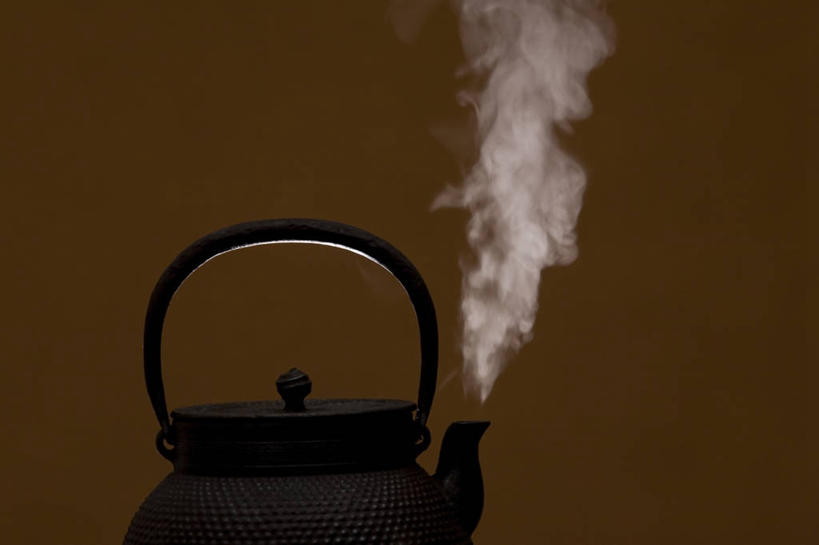 无人,横图,室内,特写,白天,正面,雾,沸腾,蒸汽,壶,水蒸气,背光,水壶,一个,黑色,茶壶,容器,摄影,影棚,褐色背景,单个,烧水壶,逆光,蒸发,彩图,影棚拍摄,拍摄