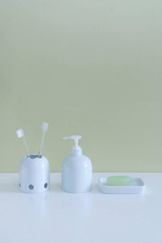 无人,竖图,室内,白天,正面,化妆,美容,桌面,桌子,静物,一块,护肤,绿色背景,阴影,反射,牙刷,影子,两把,盒子,化妆品,瓶子,容器,塑料制品,肥皂,肥皂盒,香皂,日用品,洗浴用品,清洁,保养,享受,休闲,塑料瓶,放松,保健,摄影,影棚,洗漱用品,储藏,卫生,护肤品,化妆用品,储存,护肤用品,舒缓,养颜,去污,紧肤,嫩肤,洗涤,彩图,影棚拍摄,拍摄,贮存