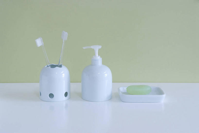 无人,横图,室内,特写,白天,正面,化妆,美容,桌面,桌子,静物,一块,护肤,绿色背景,阴影,反射,牙刷,影子,两把,盒子,化妆品,瓶子,容器,塑料制品,肥皂,肥皂盒,香皂,日用品,洗浴用品,清洁,保养,享受,休闲,塑料瓶,放松,保健,摄影,影棚,洗漱用品,储藏,卫生,护肤品,化妆用品,储存,护肤用品,舒缓,养颜,去污,紧肤,嫩肤,洗涤,彩图,影棚拍摄,拍摄,贮存