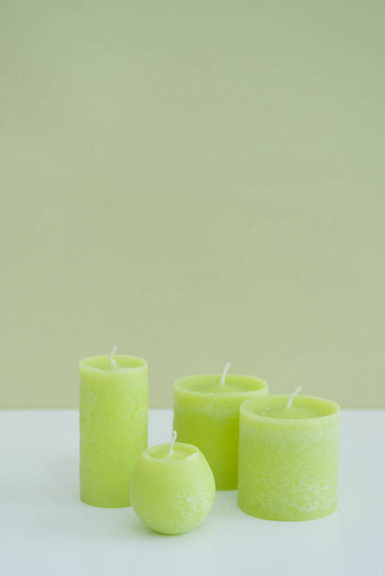 无人,竖图,室内,特写,白天,正面,桌面,桌子,静物,蜡烛,一排,绿色背景,阴影,整齐,反射,影子,排列,四个,摄影,影棚,队列,烛炬,彩图,影棚拍摄,拍摄