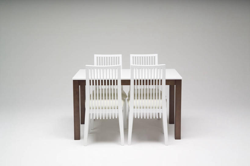 无人,横图,室内,白天,正面,餐桌,桌子,静物,椅子,阴影,灰色背景,反射,影子,木椅,四把,白色,摄影,影棚,餐台,彩图,影棚拍摄,拍摄