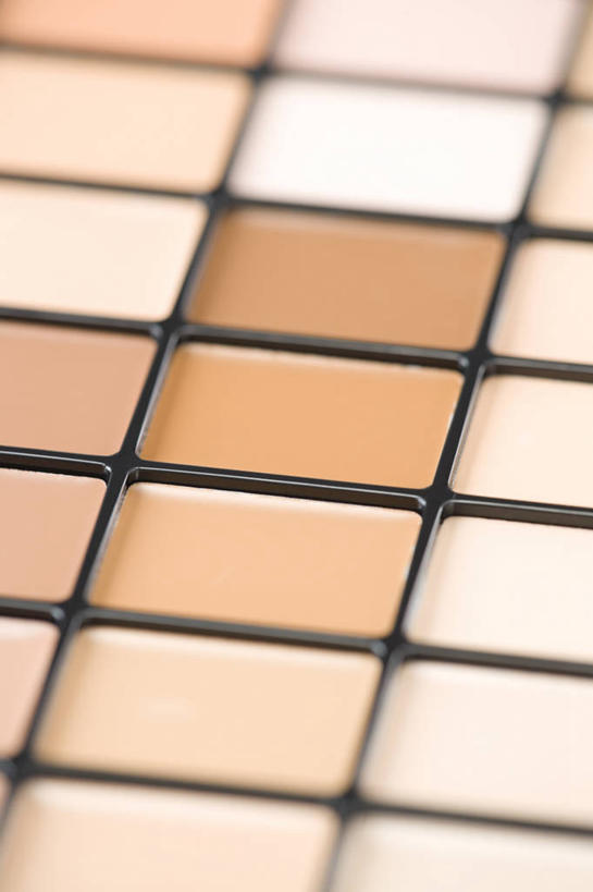 无人,竖图,俯视,室内,特写,白天,化妆,美容,静物,一排,许多,护肤,阴影,朦胧,模糊,整齐,并列,并排,反射,影子,褐色,排列,白色,彩妆,保养,享受,休闲,米色,眼影,放松,保健,调色盘,调色板,队列,平行,养颜,彩图,高角度拍摄,眼影调色盘