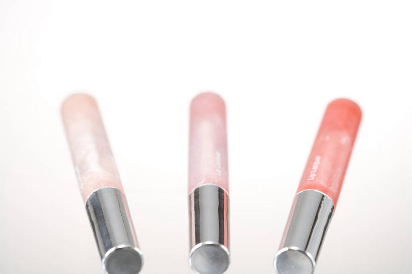 无人,横图,俯视,室内,特写,白天,白色背景,化妆,美容,静物,护肤,阴影,朦胧,模糊,反射,影子,三个,粉色,彩妆,唇彩,保养,享受,休闲,放松,保健,摄影,影棚,养颜,彩图,高角度拍摄,影棚拍摄,拍摄