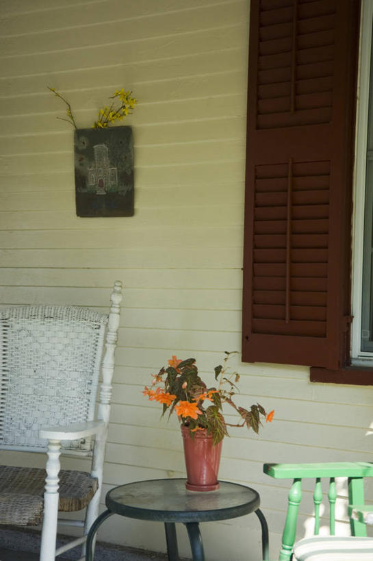 无人,家,竖图,室外,白天,正面,窗户,桌子,椅子,玻璃,阴影,盛开,光线,影子,百叶窗,房屋,木椅,墙,屋子,公寓,花蕾,茶几,洋房,楼房,墙壁,墙面,住宅,玻璃制品,花,花瓣,花朵,鲜花,白色,阳光,花苞,花蕊,彩图,房子