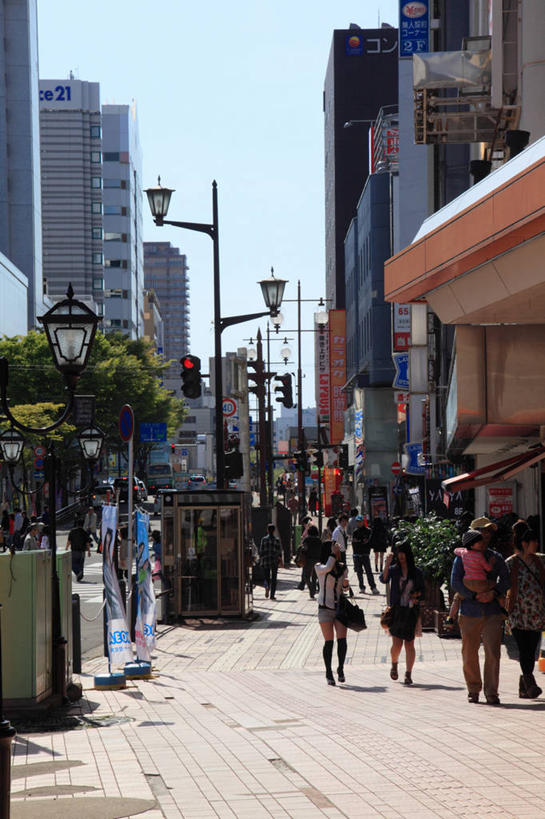 东方人,背部,伙伴,朋友,高楼大厦,走,竖图,室外,白天,正面,度假,友谊,美景,植物,城市风光,城市,大厦,道路,建筑,路,路灯,摩天大楼,照明,秋田县,日本,亚洲,阴影,服装,光线,影子,景观,小路,灯光,交通,许多人,注视,休闲装,黄种人,娱乐,灯,树,树木,衣服,蓝色,绿色,蓝天,天空,阳光,自然,天,观察,看,一群人,享受,休闲,休闲服,景色,放松,服饰,生长,晴朗,成长,观看,照亮,察看,照明设备,关注,东亚,本州,万里无云,本州岛,日本国,秋田,东北地方,秋田市,县厅,友情,男人,男性,年轻男性,年轻女性,女人,女性,亚洲人,晴空,晴空万里,步行,散步,走路,半身,彩图,大楼,高层建筑,高楼,摩天楼