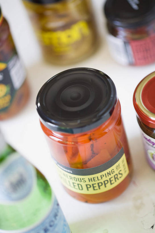 无人,竖图,俯视,室内,特写,白天,白色背景,玻璃,许多,阴影,朦胧,模糊,反射,影子,调料,酱料,酱汁,佐料,调味品,调味料,酱,辣酱,玻璃制品,玻璃瓶,瓶子,摄影,影棚,辣椒酱,广口瓶,彩图,高角度拍摄,影棚拍摄,拍摄