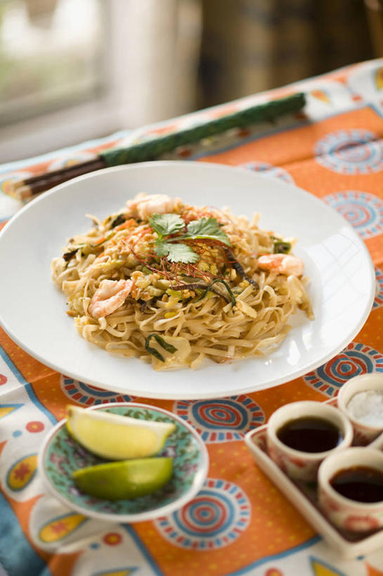 面食,面条,无人,竖图,俯视,室内,特写,白天,烹饪,餐桌,桌子,餐具,水果,阴影,朦胧,模糊,新鲜,反射,布料,碟子,盘,影子,陶瓷,炒面,调料,酱料,酱汁,面,生食,佐料,料理,食品,果实,陶瓷制品,调味品,调味料,泰式,布纹,酱,菜肴,美食,泰国料理,泰式炒面,桌布,食物,盘子,餐巾,容器,碟,台布,碗,佳肴,有机食品,绿色食品,餐台,储藏,储存,酸橙,代代,泰菜,泰国菜,泰式料理,橙子,橙,餐桌布,彩图,高角度拍摄,贮存