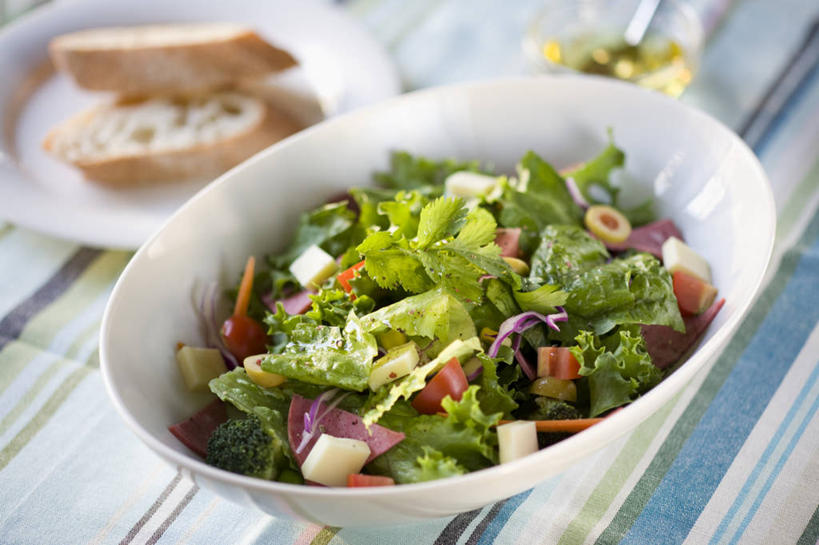 点心,面包,无人,横图,俯视,室内,特写,白天,餐桌,桌子,萝卜,胡萝卜,蔬菜,西红柿,小番茄,餐具,阴影,新鲜,反射,布料,碟子,罐子,盘,影子,陶瓷,生菜,莴苣,生食,食用油,蔬菜沙拉,油,橄榄油,沙拉,食品,面点,陶瓷制品,布纹,色拉,沙律,玻璃制品,桌布,食物,糕点,盘子,玻璃瓶,餐巾,瓶子,容器,碟,台布,碗,有机食品,绿色食品,餐台,色拉酱,储藏,储存,千岛酱,蒜蓉面包,植物油,春菜,鹅仔菜,莴仔菜,千金菜,叶用莴苣,小西红柿,樱桃小番茄,珍珠小番茄,樱桃番茄,圣女果,红萝卜,甘荀,番茄,餐桌布,彩图,高角度拍摄,贮存