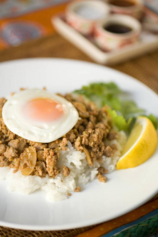 米饭,无人,竖图,俯视,室内,特写,白天,烹饪,植物,柠檬,餐具,水果,阴影,朦胧,模糊,新鲜,反射,碟子,盘,影子,陶瓷,蛋,调料,荷包蛋,鸡蛋,煎蛋,酱料,酱汁,肉,生食,香料,佐料,牛肉,料理,食品,果实,草药,陶瓷制品,饭,调味品,调味料,泰式,肉糜,肉末,酱,菜肴,美食,肉类,泰国料理,中药,食物,盘子,容器,碟,碗,香草,佳肴,有机食品,绿色食品,储藏,罗勒,五谷,储存,紫苏,药材,中草药,肉食,九层塔,圣约瑟夫草,甜罗勒,兰香,中药材,本草,卵,泰菜,泰国菜,泰式料理,煎鸡蛋,益母果,柠果,彩图,高角度拍摄,牛肉末,贮存