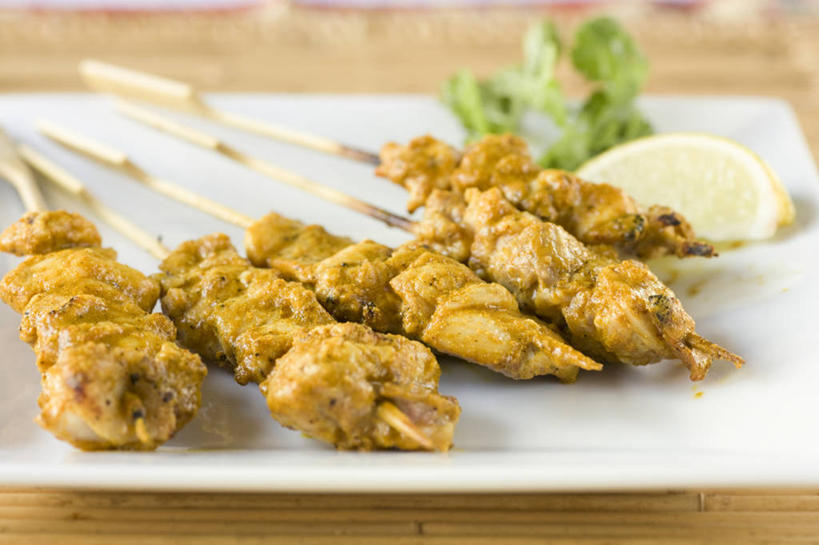 无人,横图,俯视,室内,特写,白天,烹饪,餐桌,桌子,柠檬,餐具,水果,阴影,朦胧,模糊,新鲜,反射,碟子,盘,影子,鸡肉,肉,生食,料理,食品,果实,菜肴,美食,肉类,竹签,食物,盘子,碟,佳肴,有机食品,绿色食品,餐台,肉食,取食签,印度菜,印度料理,益母果,柠果,彩图,高角度拍摄,东南亚菜,沙嗲,印尼爪哇菜