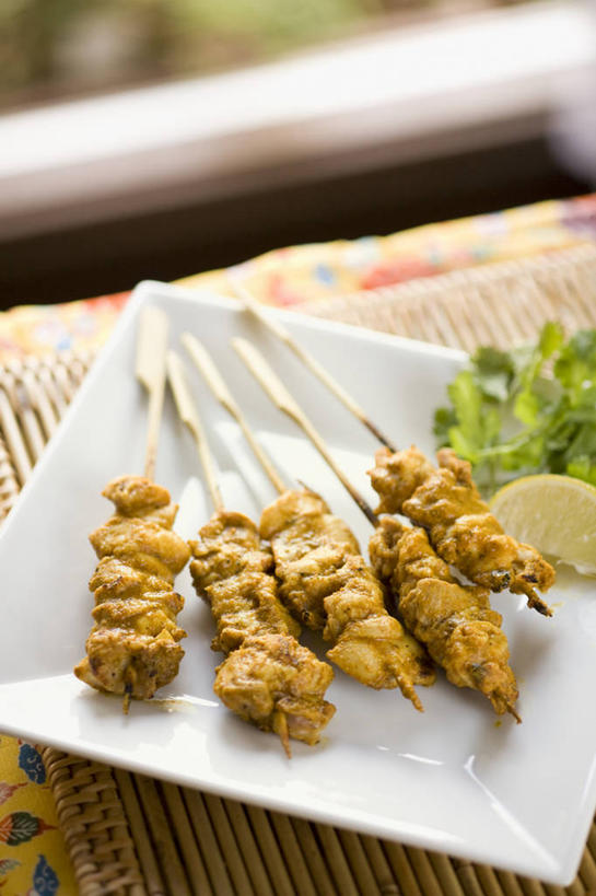 无人,竖图,俯视,室内,特写,白天,烹饪,餐桌,桌子,柠檬,餐具,水果,阴影,朦胧,模糊,新鲜,反射,碟子,盘,影子,鸡肉,肉,生食,料理,食品,果实,菜肴,美食,肉类,竹签,食物,盘子,碟,佳肴,有机食品,绿色食品,餐台,肉食,取食签,印度菜,印度料理,益母果,柠果,彩图,高角度拍摄,东南亚菜,沙嗲,印尼爪哇菜