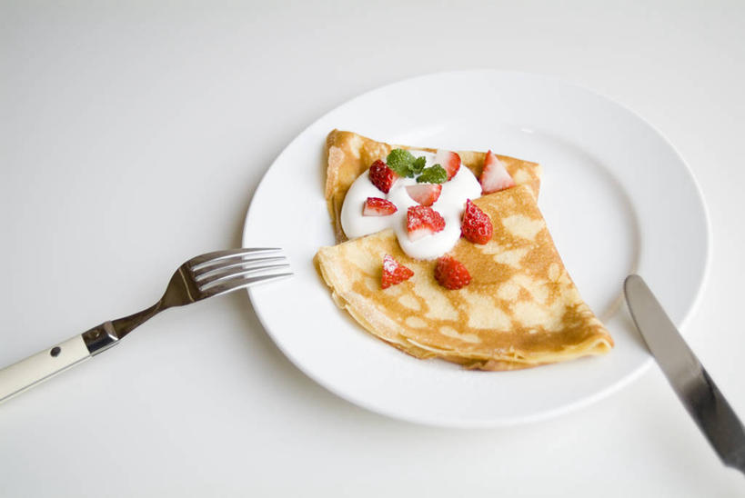 点心,煎饼,无人,横图,俯视,室内,特写,白天,白色背景,草莓,浆果,餐具,水果,阴影,新鲜,反射,叉子,刀叉,刀子,碟子,盘,影子,生食,食品,甜点,甜品,果实,文化,饼,小吃,食物,糕点,盘子,碟,甜食,奶油,摄影,有机食品,绿色食品,影棚,乳制品,餐刀,餐叉,激凌,克林姆,淇淋,日式煎饼,进餐用具,洋莓,水果皇后,红莓,地莓,彩图,高角度拍摄,影棚拍摄,拍摄