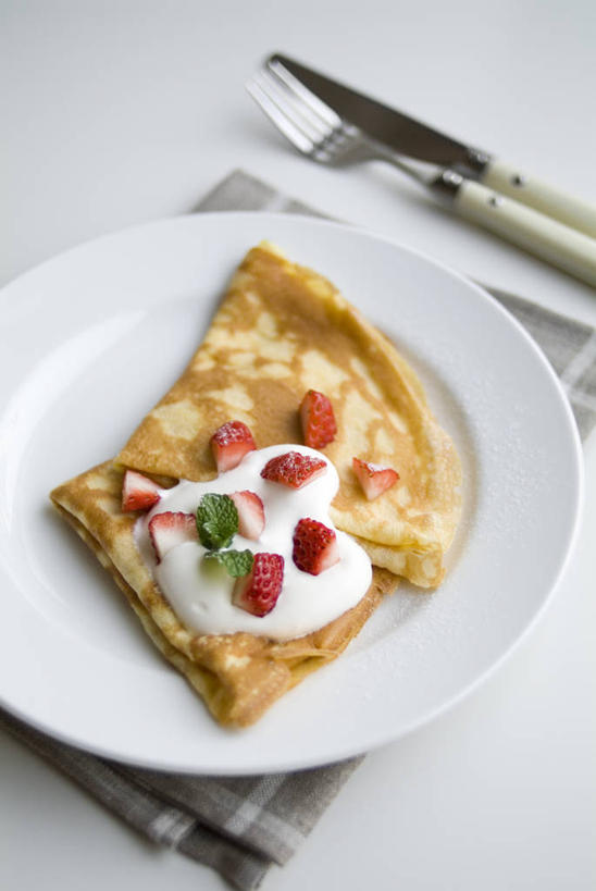 点心,煎饼,无人,竖图,俯视,室内,特写,白天,白色背景,草莓,浆果,餐具,水果,阴影,新鲜,反射,叉子,刀叉,刀子,碟子,盘,影子,生食,食品,甜点,甜品,果实,文化,饼,小吃,食物,糕点,盘子,餐巾,碟,甜食,奶油,摄影,有机食品,绿色食品,影棚,乳制品,餐刀,餐叉,激凌,克林姆,淇淋,日式煎饼,保洁方巾,口布,进餐用具,洋莓,水果皇后,红莓,地莓,彩图,高角度拍摄,影棚拍摄,拍摄