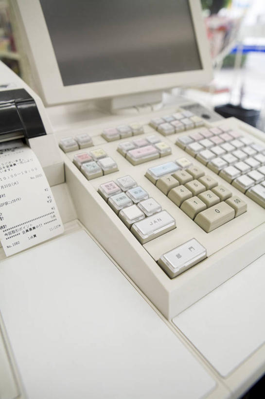 无人,竖图,俯视,室内,特写,白天,显示器,静物,阴影,朦胧,模糊,反射,屏幕,影子,显示屏,pos机,收银台,账单,票据,收银,收银机,发票,小票,输出设备,彩图,高角度拍摄,收据