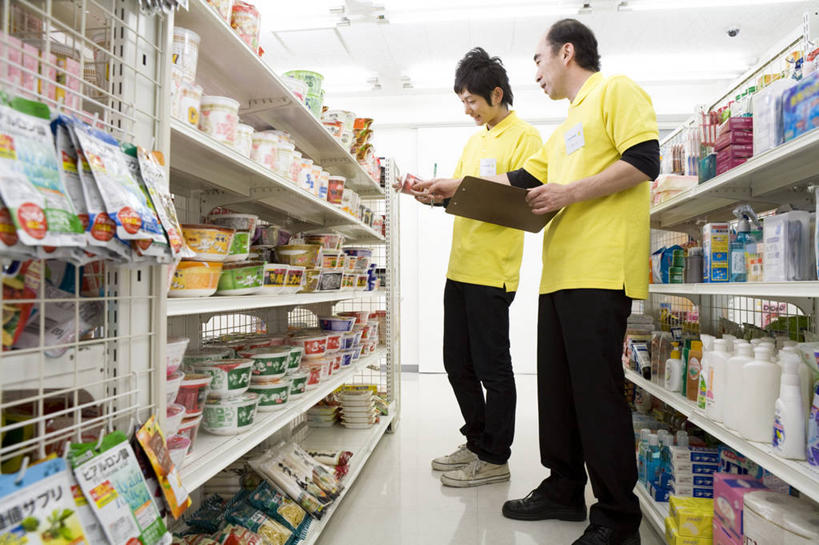 东方人,两个人,伙伴,朋友,店员,商店,站,横图,室内,白天,侧面,工作服,制服,购物,阅读,友谊,合作,团队,消费,超市,杂志,亚洲,握,学习,拿,拿着,注视,黄种人,货架,架子,瓶子,塑料制品,低头,观察,看,站着,营业员,塑料瓶,战略,读书,浏览,握着,金融,百货,便利店,观看,察看,关注,记录板,陈列架,盘点,选购,贸易,记事板,联合,合谋,血拼,零售店,超市货架,销售人员,工作制服,配合,协作,男人,男性,年轻男性,中年男性,亚洲人,售货员,站立,彩图,全身,工作套服,店铺,杂货店,杂货铺,盘货,清点