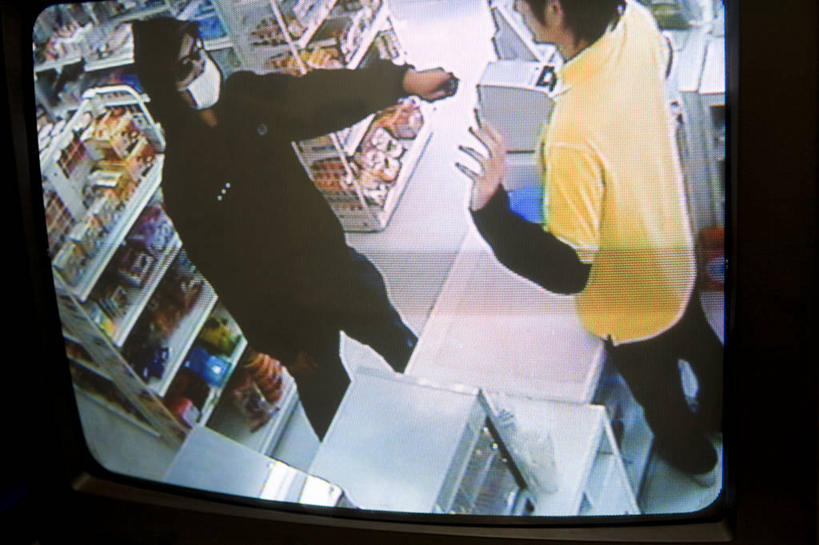 东方人,两个人,店员,商店,站,举,横图,俯视,室内,白天,工作服,制服,购物,竞争,消费,显示器,超市,亚洲,对抗,握,服装,冲突,分离,墨镜,屏幕,眼镜,刀具,过滤,拿,分开,拿着,注视,休闲装,黄种人,破坏,显示屏,货架,架子,衣服,口罩,太阳镜,太阳眼镜,刀,观察,看,托,站着,营业员,休闲,休闲服,连帽衫,隔断,武器,遮阳镜,战争,握着,遮掩,pos机,金融,百货,服饰,收银台,便利店,观看,隔离,损坏,察看,卫生,掩盖,遮挡,调查,攻击,威胁,对立,关注,矛盾,收银,净化,兵器,收银机,间隔,监视器,预防,陈列架,防御,监控,帽衫,选购,贸易,输出设备,考察,遮盖,防尘,监控设备,敌对,挫败,斗争,抗拒,抗衡,血拼,凶器,杀伤,威慑,掩饰,零售店,断绝,隔开,屏蔽,屏绝,远离,中断,阻遏,阻隔,超市货架,销售人员,工作制服,匪徒,匪贼,强盗,观测,视察,监控设置,监控装备,危险,男人,男性,年轻男性,亚洲人,售货员,举起,举手,举着,向上举,向上伸,向上托,站立,半身,彩图,高角度拍摄,工作套服,店铺,杂货店,杂货铺,匕首