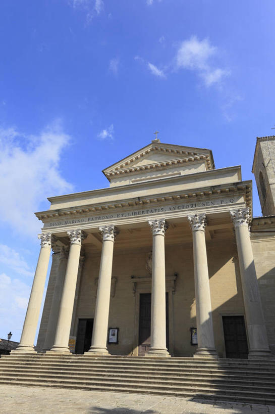 无人,教堂,竖图,室外,白天,仰视,旅游,度假,名胜古迹,标志建筑,地标,建筑,欧洲,圣马力诺,阴影,节日,遗迹,光线,影子,云,云朵,首都,云彩,古迹,文化,文物,娱乐,建设,古建筑,蓝色,白云,蓝天,天空,阳光,天,祈祷,享受,休闲,健康,旅游胜地,放松,许愿,宗教,信仰,晴朗,纪念,祈求,基督教,南欧,天主教,信念,古文明,圣马力诺共和国,圣马力诺市,平安,晴空,彩图,低角度拍摄,大教堂,礼拜堂,圣马力诺大教堂