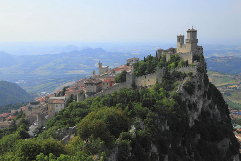 无人,横图,俯视,航拍,室外,白天,旅游,度假,名胜古迹,山,山脉,树林,植物,标志建筑,地标,建筑,欧洲,圣马力诺,阴影,遗迹,光线,影子,堡垒,城堡,山峰,云,云朵,山峦,云彩,古迹,文物,娱乐,建设,古建筑,树,树木,蓝色,绿色,白云,蓝天,天空,阳光,自然,群山,天,享受,休闲,旅游胜地,放松,生长,晴朗,成长,要塞,鸟瞰,南欧,古文明,设防,圣马力诺共和国,晴空,彩图,高角度拍摄