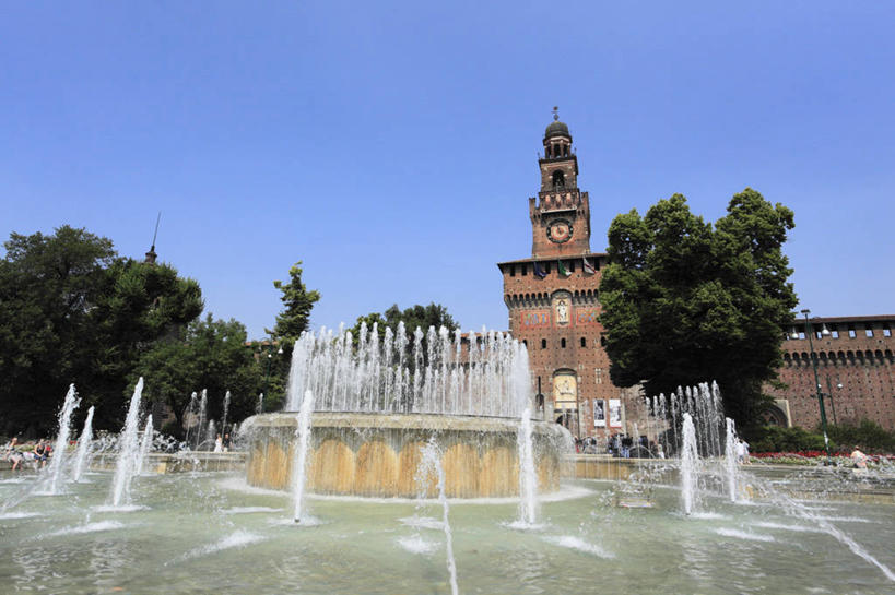 无人,横图,室外,白天,正面,旅游,度假,名胜古迹,水,植物,标志建筑,地标,建筑,喷泉,意大利,欧洲,阴影,飞溅,遗迹,溅,光线,液体,影子,堡垒,城堡,景观,水滴,古迹,文化,文物,娱乐,建设,古建筑,水珠,树,树木,蓝色,绿色,蓝天,天空,阳光,自然,天,品味,享受,休闲,旅游胜地,放松,生长,晴朗,成长,要塞,南欧,喷洒,水景,古文明,伦巴第大区,万里无云,意大利共和国,伦巴第,美观,米兰省,设防,设计,晴空,晴空万里,彩图,斯福尔扎城堡