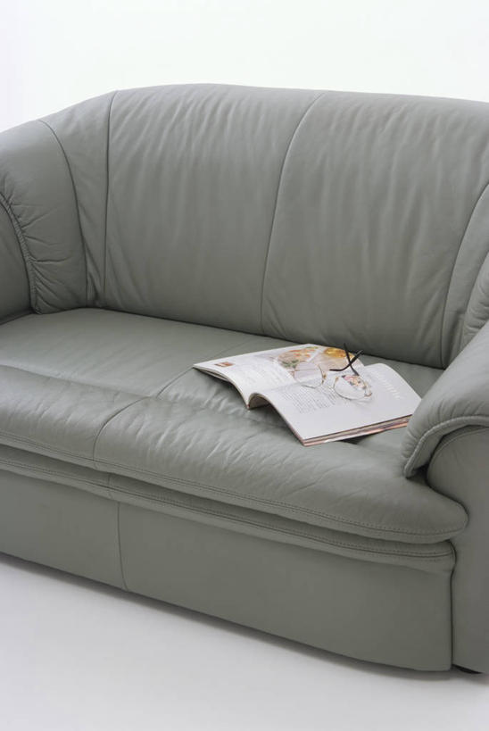 无人,竖图,室内,白天,白色背景,正面,阅读,沙发,静物,杂志,一本,学习,阴影,反射,影子,灰色,看,读书,浏览,摄影,影棚,彩图,影棚拍摄,拍摄,皮沙发