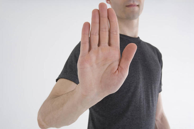 东方人,手,一个人,站,举,横图,室内,特写,白天,白色背景,正面,拒绝,亚洲,仅一个男性,仅一个人,阴影,服装,反射,影子,休闲装,黄种人,肩膀,仅一个年轻男性,衣服,灰色,托,站着,休闲,手部,休闲服,摄影,服饰,影棚,单手,谢绝,回绝,男人,男性,年轻男性,亚洲人,举起,举手,举着,向上举,向上伸,向上托,站立,半身,彩图,影棚拍摄,拍摄