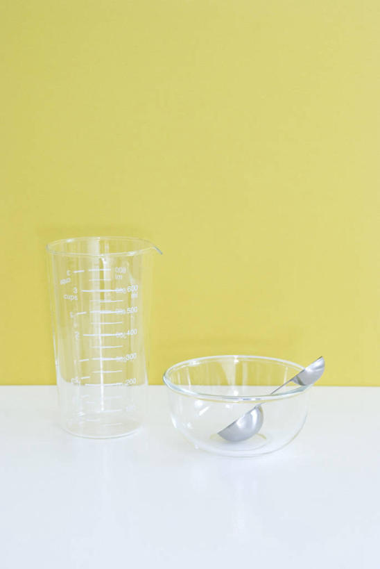 无人,竖图,室内,特写,白天,正面,实验,仪器,静物,杯子,黄色背景,研究,透明,分析,化学,测试,量筒,勺子,陶瓷,陶瓷制品,玻璃制品,玻璃瓶,瓶子,容器,调羹,汤匙,碗,摄影,影棚,储藏,储存,计量,玻璃杯,彩图,影棚拍摄,拍摄,贮存