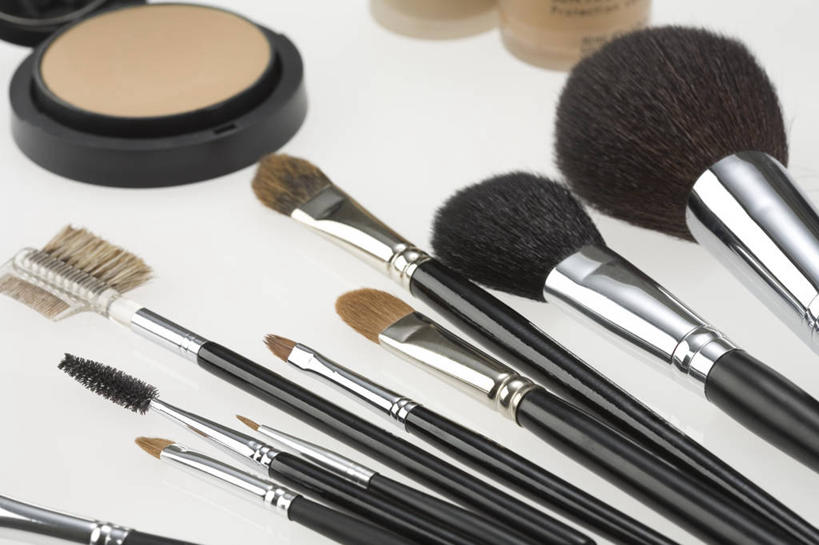 无人,横图,俯视,室内,特写,白天,白色背景,静物,许多,粉饼,唇刷,化妆品,化妆刷,刷子,摄影,影棚,腮红刷,眼影刷,修饰,美容工具,护肤品,化妆用品,护肤用品,遮盖,彩妆刷,化妆工具,吸脂,眉刷,蜜粉刷,彩图,高角度拍摄,影棚拍摄,拍摄,防晒