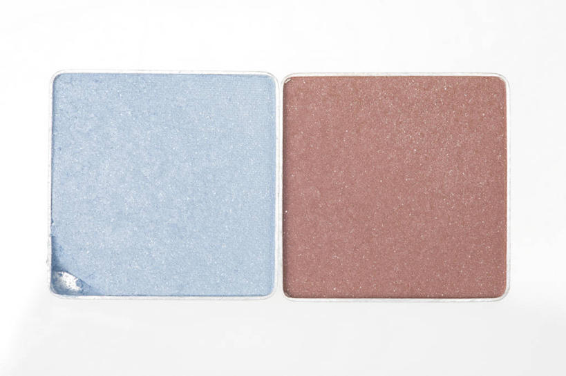 无人,横图,俯视,室内,特写,白天,白色背景,化妆,美容,静物,护肤,褐色,两个,蓝色,彩妆,保养,享受,休闲,眼影,放松,保健,摄影,影棚,调色盘,调色板,养颜,彩图,高角度拍摄,影棚拍摄,拍摄,眼影调色盘