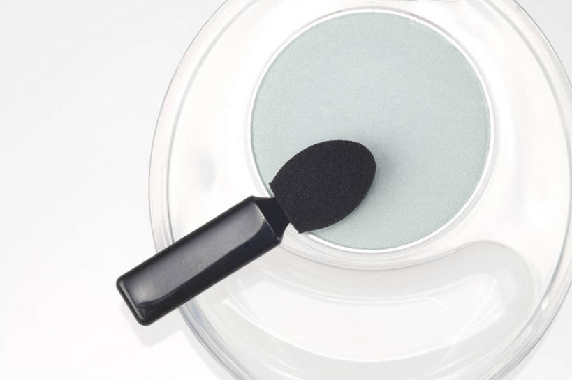 无人,横图,俯视,室内,特写,白天,白色背景,化妆,美容,静物,一把,护肤,蓝色,彩妆,化妆刷,刷子,保养,享受,休闲,眼影,放松,保健,摄影,影棚,眼影刷,调色盘,美容工具,调色板,养颜,彩妆刷,化妆工具,彩图,高角度拍摄,影棚拍摄,拍摄,眼影调色盘