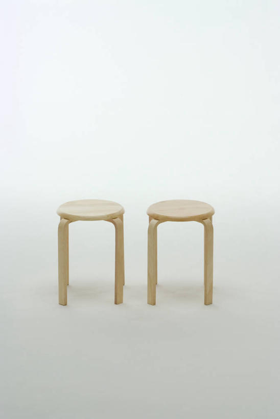 无人,竖图,室内,白天,正面,静物,椅子,阴影,灰色背景,反射,木制,影子,两把,木制品,摄影,影棚,吧椅,吧台椅,酒吧椅,彩图,影棚拍摄,拍摄