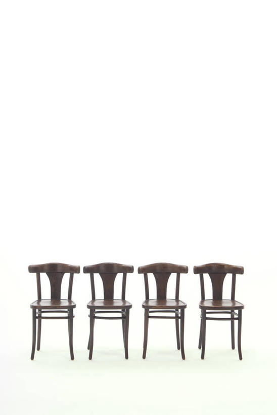 无人,竖图,室内,白天,白色背景,正面,静物,椅子,一排,阴影,整齐,反射,影子,木椅,褐色,四把,排列,摄影,影棚,队列,彩图,影棚拍摄,拍摄