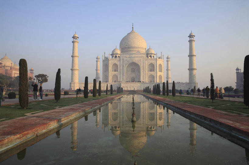 无人,横图,室外,白天,正面,旅游,度假,名胜古迹,植物,地标,泰姬陵,印度,亚洲,阴影,遗迹,光线,影子,柱子,池塘,水池,古迹,文物,娱乐,古建筑,树,树木,蓝色,绿色,蓝天,天空,阳光,自然,天,享受,休闲,旅游胜地,放松,生长,晴朗,成长,陵墓,南亚,古文明,世界文化遗产,万里无云,泰姬.马哈尔陵,伊斯兰建筑,泰姬玛哈,世界七大奇迹,泰吉.玛哈尔陵,晴空,晴空万里,彩图,标志性建筑