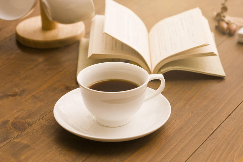 咖啡,无人,横图,俯视,室内,特写,白天,幸福,桌面,桌子,杯子,餐具,书籍,一本,阴影,朦胧,模糊,反射,木制,瓷器,碟子,盘,影子,坚果,咖啡杯,陶瓷制品,娱乐,饮料,盘子,木制品,碟,干果,打开,享受,休闲,温馨,放松,乐趣,提神,舒适,开启,瓷杯,醒脑,橡果,橡树果,咖啡拉花,软饮料,橡栗,橡实,橡树子,橡子,花式咖啡,书,图书,彩图,高角度拍摄