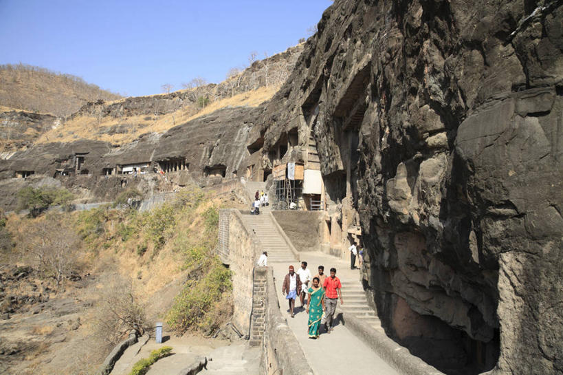走,横图,俯视,室外,白天,民族服装,旅游,度假,石头,名胜古迹,山,山脉,标志建筑,地标,建筑,印度,亚洲,行人,阴影,遗迹,光线,石子,影子,山峰,山峦,许多人,注视,古迹,文物,娱乐,建设,古建筑,路人,蓝色,蓝天,天空,阳光,群山,天,观察,看,一群人,享受,休闲,旅游胜地,放松,晴朗,观看,察看,关注,南亚,古文明,万里无云,印度共和国,马哈拉施特拉邦,过客,阿旃陀,男人,男性,年轻男性,年轻女性,女人,女性,亚洲人,印度人,石块,岩石,晴空,晴空万里,步行,散步,走路,彩图,高角度拍摄,全身,传统服装,民俗服,阿旃陀石窟