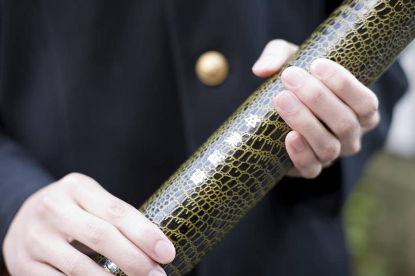 东方人,手,一个人,站,横图,室外,特写,白天,正面,制服,亚洲,双手,仅一个男性,仅一个人,握,服装,朦胧,模糊,文凭,拿,拿着,黄种人,仅一个年轻男性,黑色,站着,手部,校服,握着,证书,学位证,学位证书,学生服,男人,男性,年轻男性,亚洲人,站立,半身,彩图,日本校服