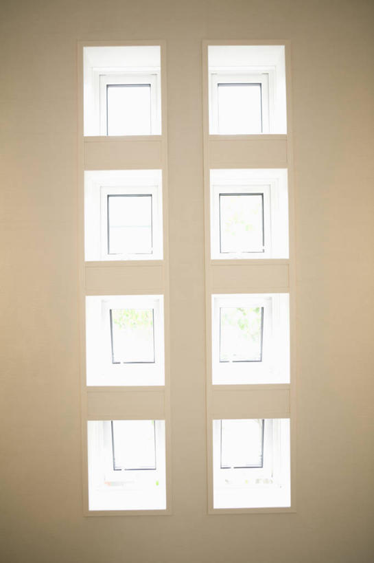 无人,竖图,室内,白天,正面,窗户,一排,整齐,并列,并排,图形,正方形,墙,几何,玻璃窗,墙壁,墙面,排列,白色,队列,数学,平行,彩图,几何图形,平面图形,正四边形