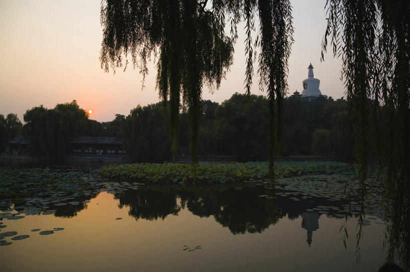 无人,公园,横图,室外,白天,正面,旅游,度假,草地,草坪,湖,湖泊,美景,日落,水,植物,北海公园,北京,中国,亚洲,阴影,光线,影子,湖面,景观,水流,水面,晚霞,霞光,落日,首都,背光,娱乐,草,树,树木,绿色,倒影,阳光,自然,黄昏,湖水,享受,休闲,景色,彩霞,放松,生长,成长,倒映,自然风光,逆光,东亚,中华人民共和国,北京市,京,北平,华北地区,北京北海公园,夕照,反照,薄暮,夕阳,彩图,傍晚,斜阳