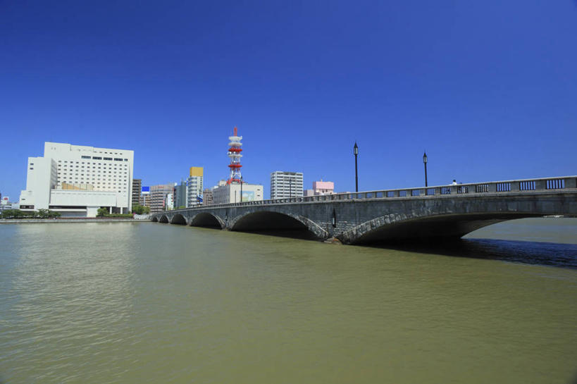 无人,高楼大厦,横图,室外,白天,正面,度假,河流,石头,美景,水,城市风光,城市,大厦,建筑,摩天大楼,长野县,日本,亚洲,阴影,波纹,光线,石子,影子,河水,景观,水流,桥,涟漪,娱乐,建设,石桥,拱桥,栈桥,蓝色,倒影,蓝天,水纹,天空,阳光,波浪,天,享受,休闲,景色,放松,拱形,晴朗,人行桥,石拱桥,倒映,东亚,本州,万里无云,本州岛,日本国,中部地方,水晕,长野,新潟,新潟县,反照,信浓川,石块,晴空,晴空万里,彩图,大楼,高层建筑,高楼,摩天楼,万代桥