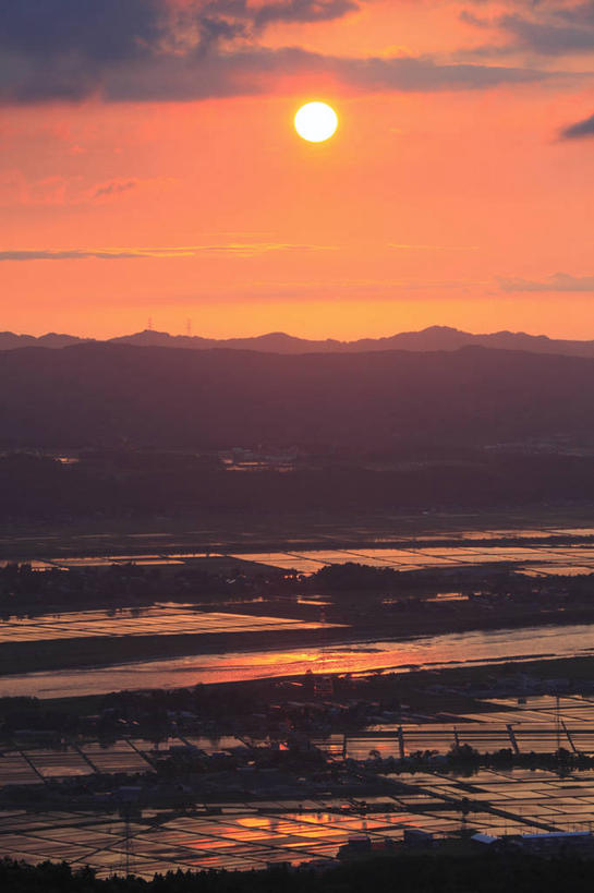 无人,农田,竖图,俯视,室外,白天,旅游,度假,农业,庄稼,农作物,美景,日落,山,山脉,日本,亚洲,稻田,景观,山峰,晚霞,霞光,落日,山峦,背光,娱乐,自然,黄昏,群山,享受,休闲,景色,彩霞,放松,自然风光,逆光,东亚,本州,本州岛,日本国,中部地方,新潟,新潟县,夕照,薄暮,夕阳,彩图,高角度拍摄,耕地,庄稼田,傍晚,小千谷市,中越地方,斜阳