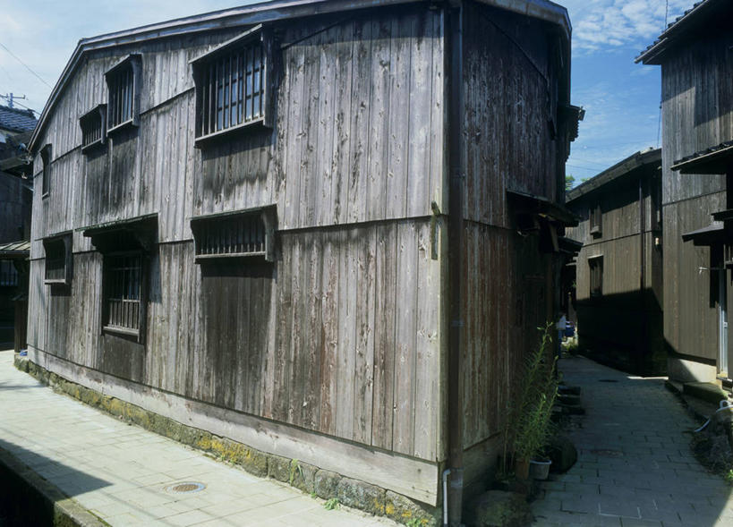 无人,家,木屋,横图,室外,白天,正面,旅游,度假,美景,窗户,日本,亚洲,阴影,光线,影子,墙,景观,云,云朵,云彩,娱乐,玻璃窗,墙壁,墙面,住宅,蓝色,白云,蓝天,天空,阳光,自然,天,享受,休闲,景色,放松,晴朗,自然风光,东亚,本州,本州岛,日本国,中部地方,新潟,新潟县,晴空,彩图,茅舍,茅屋,棚屋,小木屋,小屋,佐渡市