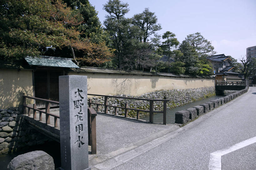 无人,栏杆,横图,室外,白天,正面,旅游,度假,植物,标志建筑,道路,地标,建筑,路,公路,日本,亚洲,阴影,光线,标志,木板,文字,影子,字符,墙,围栏,桥,分界线,木桥,停车线,交通,娱乐,标识,建设,护栏,墙壁,墙面,栈桥,树,树木,蓝色,绿色,蓝天,天空,阳光,自然,天,享受,休闲,汉字,旅游胜地,放松,生长,晴朗,成长,人行桥,木板桥,车行道,车行道分界线,中文,标线,东亚,车行线,本州,万里无云,本州岛,日本国,金沢,金沢市,石川,石川县,中部地方,国文,华文,县厅,晴空,晴空万里,马路,彩图